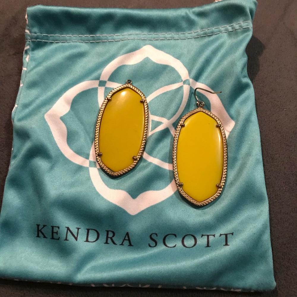 Yellow (dandelion) Kendra Scott classic earrings